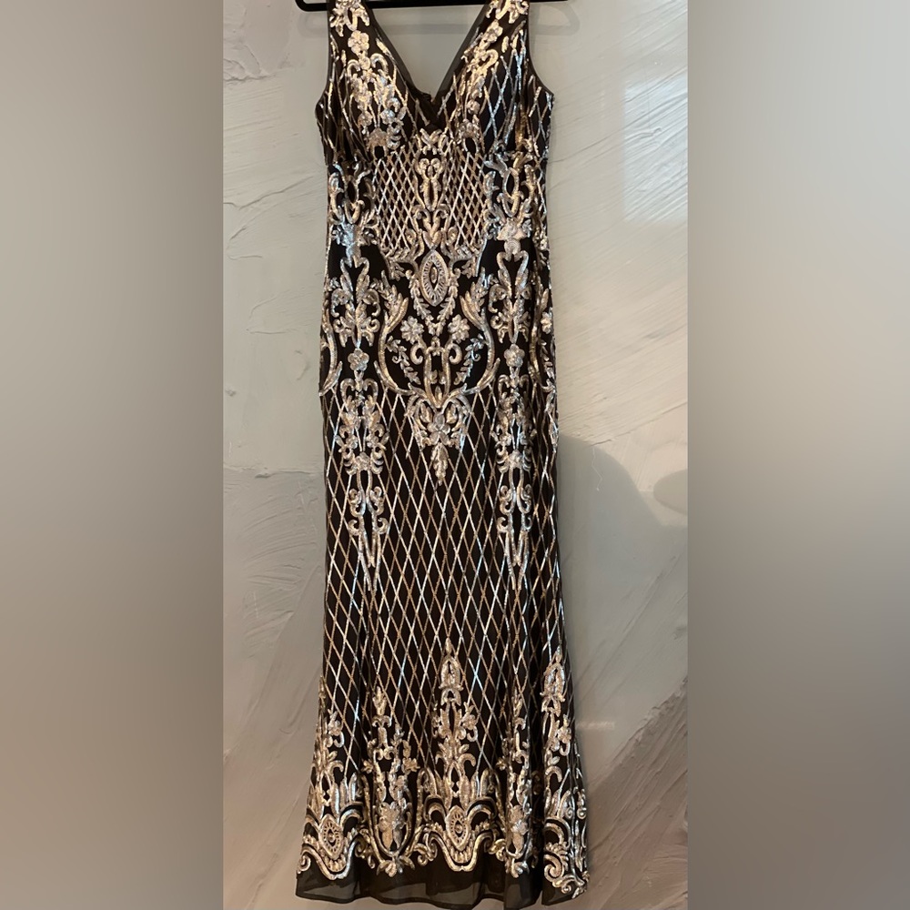 R &M Richards Sequined Maxi Gown w/ V-Neck Fitted Silhouette Black/Gold Sz 10p